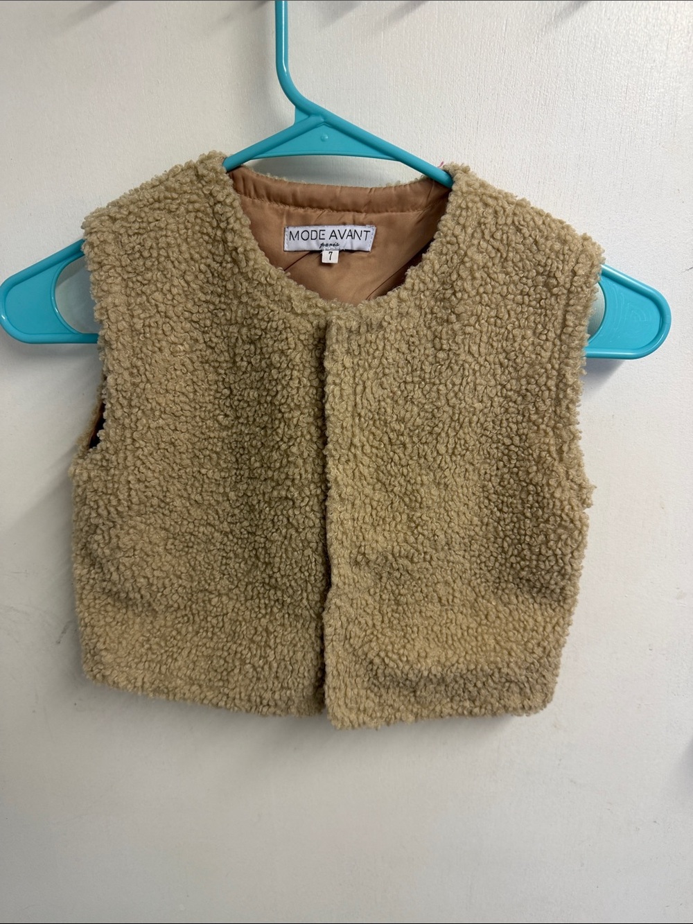Unisex Kid Mode Avant Sherpa Vest in Tan